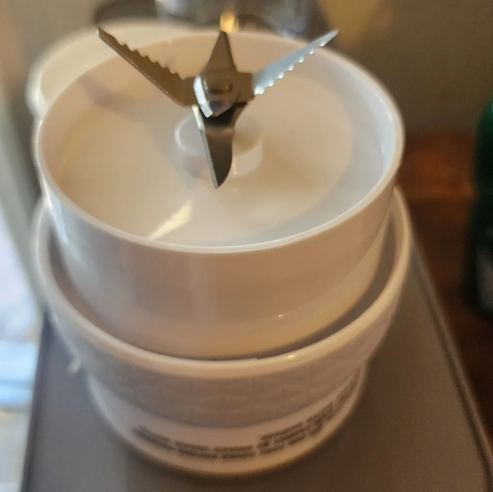 Brand new portable bionic blade portable drink blender - Picture 3 of 5